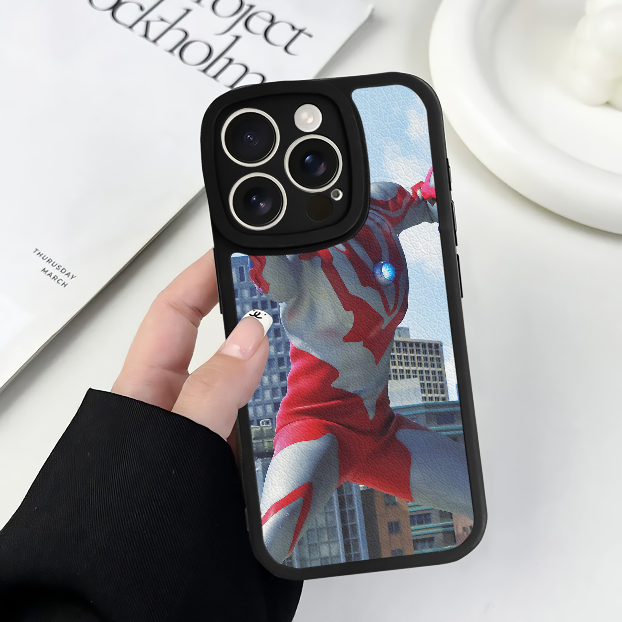 （画像用） ウルトラマン Ultraman 【iPhone 16シリーズ対応】シリコンスマホケース（レザー調） 材質：シリコン